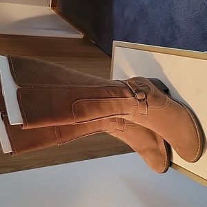 Extending make offer. Clarks Taupe Suede Boots.